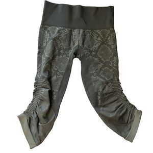 Lululemon In The Flow Snake Slate gray cropped legging capri size 4